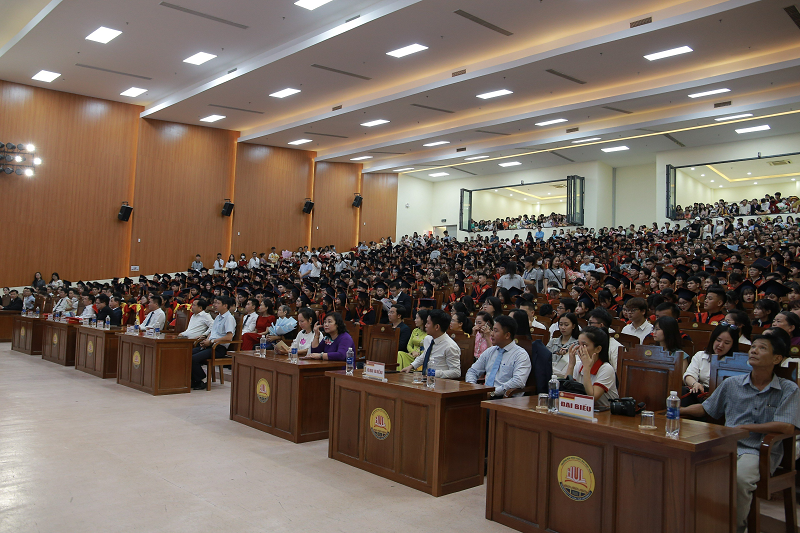 Trường ĐH Luật, ĐH Huế trao bằng cử nhân cho hơn 500 sinh viên