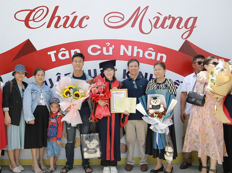 Trường ĐH Luật, ĐH Huế trao bằng cử nhân cho hơn 500 sinh viên