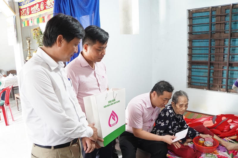 Ngân hàng chính sách xã hội tỉnh Thừa Thiên Huế thăm, tặng quà Mẹ Việt Nam anh hùng