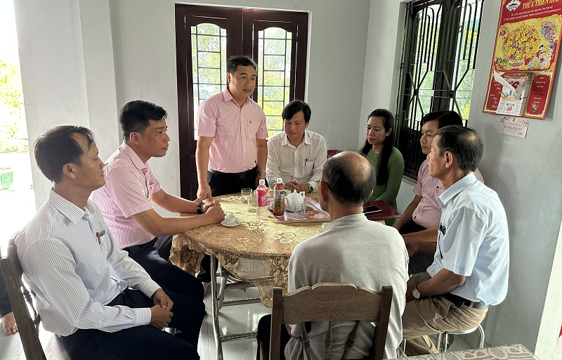 Ngân hàng chính sách xã hội tỉnh Thừa Thiên Huế thăm, tặng quà Mẹ Việt Nam anh hùng