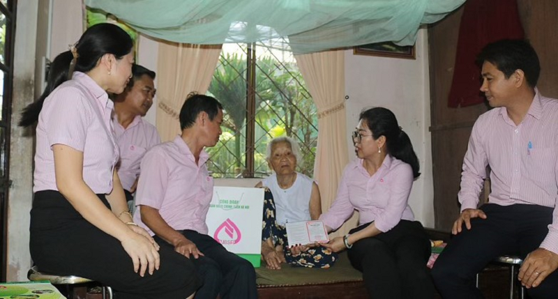 Ngân hàng chính sách xã hội tỉnh Thừa Thiên Huế thăm, tặng quà Mẹ Việt Nam anh hùng
