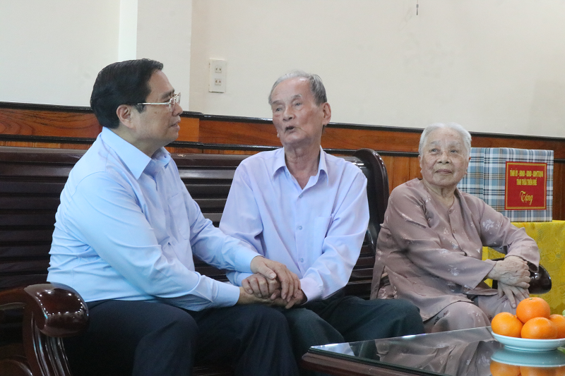 Thủ tướng Chính phủ Phạm Minh Chính dâng hương các anh hùng liệt sĩ, thăm gia đình chính sách tại Thừa Thiên Huế