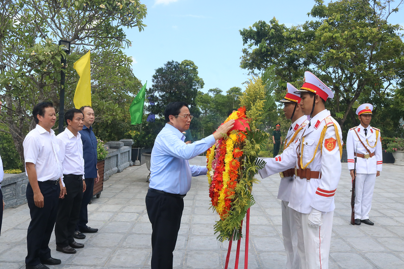 Thủ tướng Chính phủ Phạm Minh Chính dâng hương các anh hùng liệt sĩ, thăm gia đình chính sách tại Thừa Thiên Huế