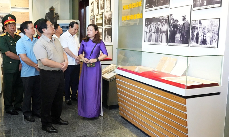 Thủ tướng Chính phủ Phạm Minh Chính dâng hương các anh hùng liệt sĩ, thăm gia đình chính sách tại Thừa Thiên Huế