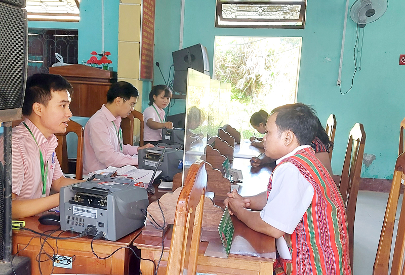 Tổng giám đốc Ngân hàng Chính sách xã hội Việt Nam làm việc tại huyện A Lưới (tỉnh Thừa Thiên Huế)