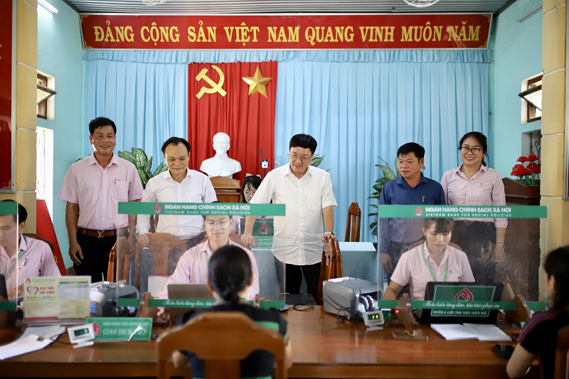 Tổng giám đốc Ngân hàng Chính sách xã hội Việt Nam làm việc tại huyện A Lưới (tỉnh Thừa Thiên Huế)