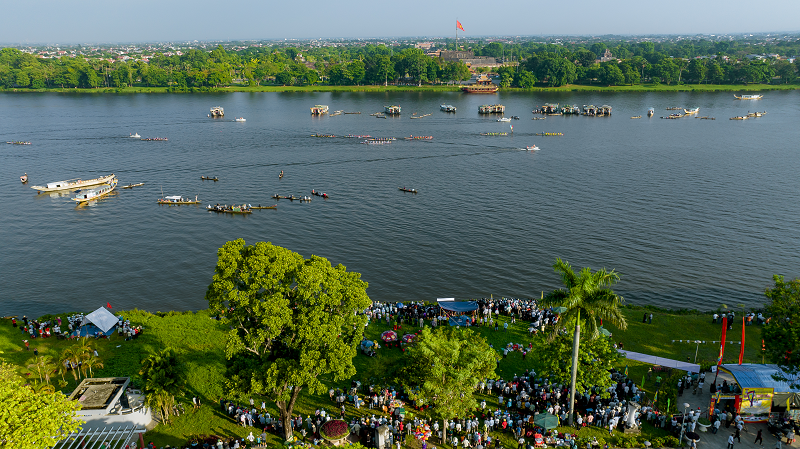 Sôi nổi ngày hội đua ghe truyền thống mừng Quốc khánh ở Thừa Thiên Huế