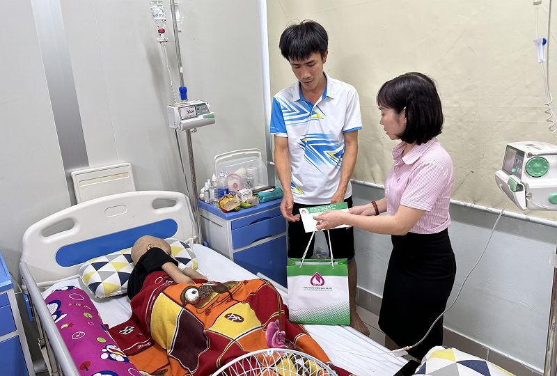 Chi nhánh Ngân hàng Chính sách xã hội tỉnh Thừa Thiên Huế mang Tết Trung thu đến với các bệnh nhi ung thư