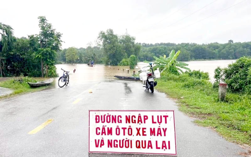 Thừa Thiên Huế: Mưa lớn làm các địa phương bị ngập nặng, di dời khẩn cấp nhiều hộ dân