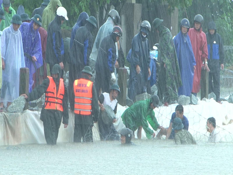Sạt lở đê, bờ biển và nhiều đoạn đường do mưa lớn tại Thừa Thiên Huế 