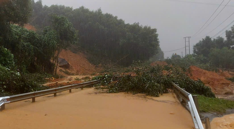 'Chạy đua thời gian' khắc phục các điểm sạt lở nghiêm trọng tại Thừa Thiên Huế