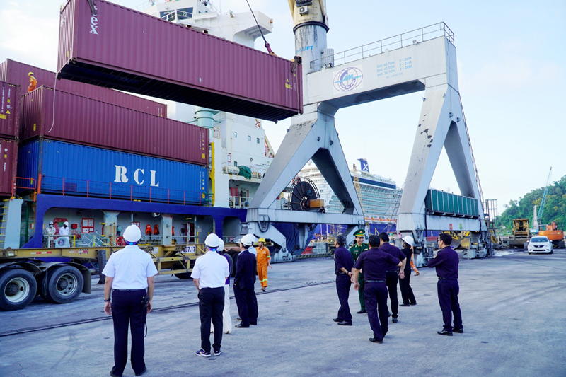 Đón chuyến tàu đầu tiên của hãng tàu RCL mở tuyến vận tải quốc tế qua cảng Chân Mây