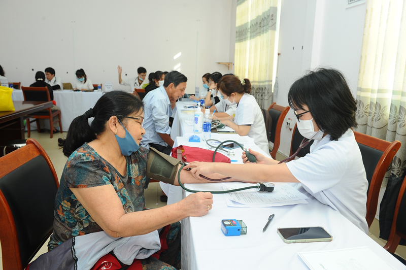 Bệnh viện Trung ương Huế khám, tầm soát phổi miễn phí cho hàng trăm người dân