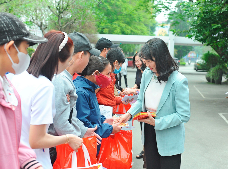 Những chuyến xe yêu thương đưa bệnh nhân về quê ăn Tết