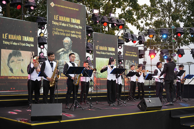 Khánh thành tượng nghệ thuật cố nhạc sĩ Trịnh Công Sơn tại Huế