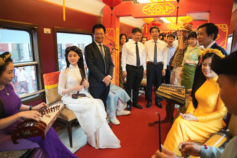 Đoàn tàu 'Kết nối di sản miền Trung' giữa Huế và Đà Nẵng chính thức hoạt động