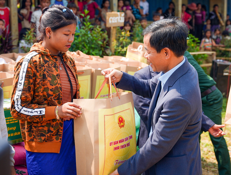 Đoàn tỉnh Thừa Thiên Huế thăm, chúc Tết Bunpimay lực lượng vũ trang và nhân dân Lào