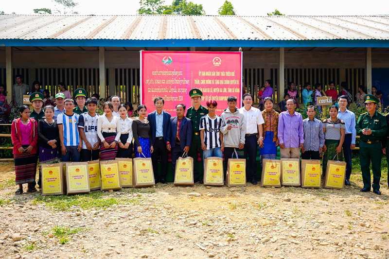 Đoàn tỉnh Thừa Thiên Huế thăm, chúc Tết Bunpimay lực lượng vũ trang và nhân dân Lào