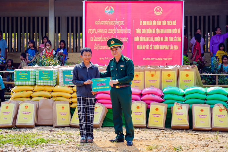 Đoàn tỉnh Thừa Thiên Huế thăm, chúc Tết Bunpimay lực lượng vũ trang và nhân dân Lào