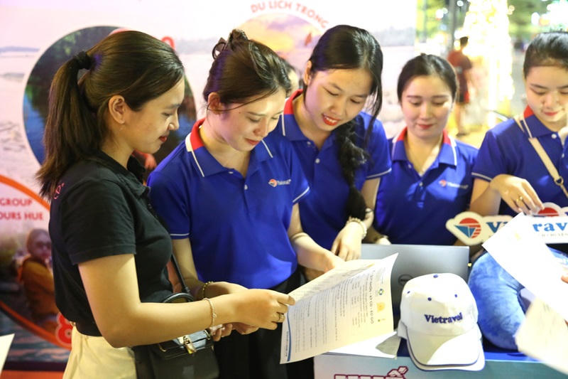 Đa dạng sản phẩm thu hút du khách đến Huế trong dịp hè 2024