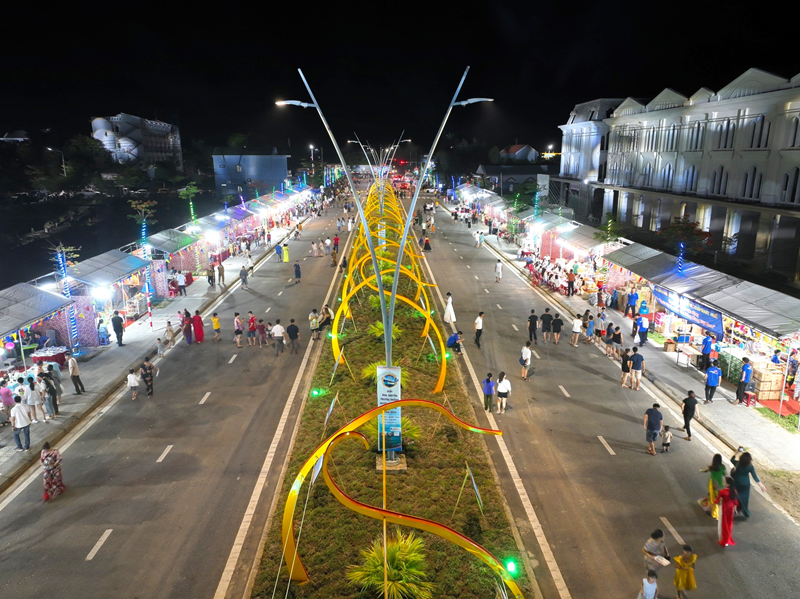 Lăng Cô kỷ niệm 15 năm được bình chọn 'vịnh đẹp nhất thế giới'