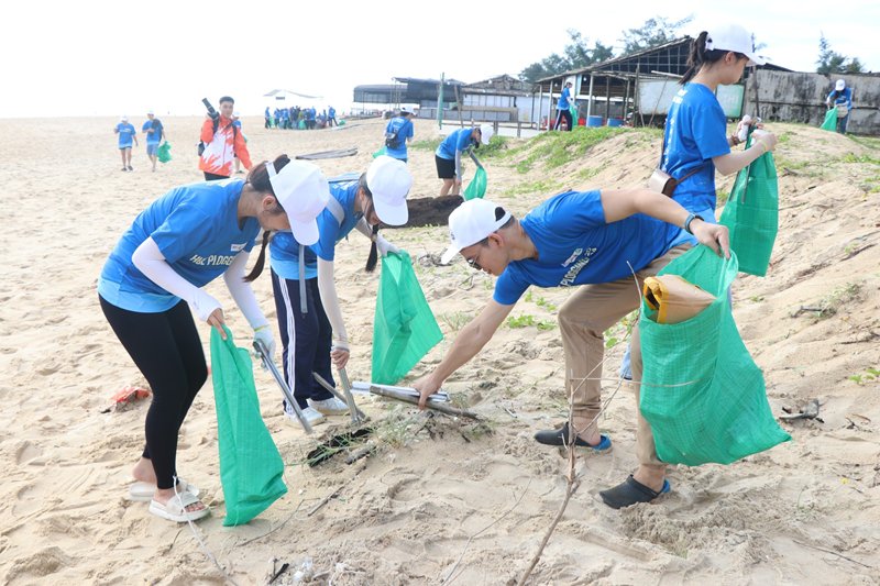 Hàng trăm người đi bộ nhặt rác làm sạch bãi biển ở Thừa Thiên Huế