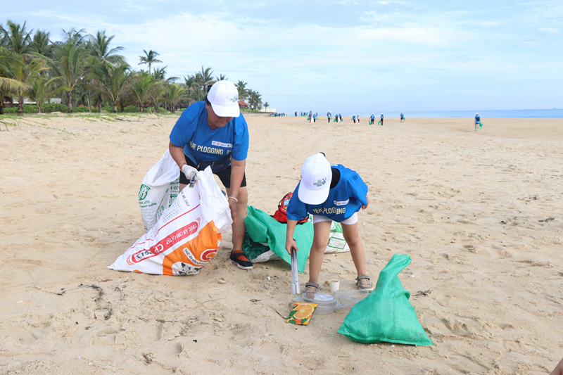 Hàng trăm người đi bộ nhặt rác làm sạch bãi biển ở Thừa Thiên Huế