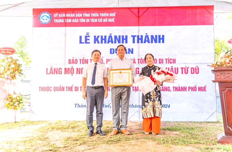 Một gia đình cúng tiến gần 6,9 tỷ đồng và 49 cây tùng La Hán để tu bổ lăng mộ thân mẫu vua Tự Đức