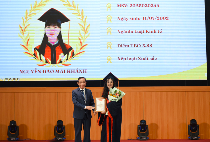 Trao bằng cử nhân ngành Luật Kinh tế cho hơn 300 sinh viên khóa 44