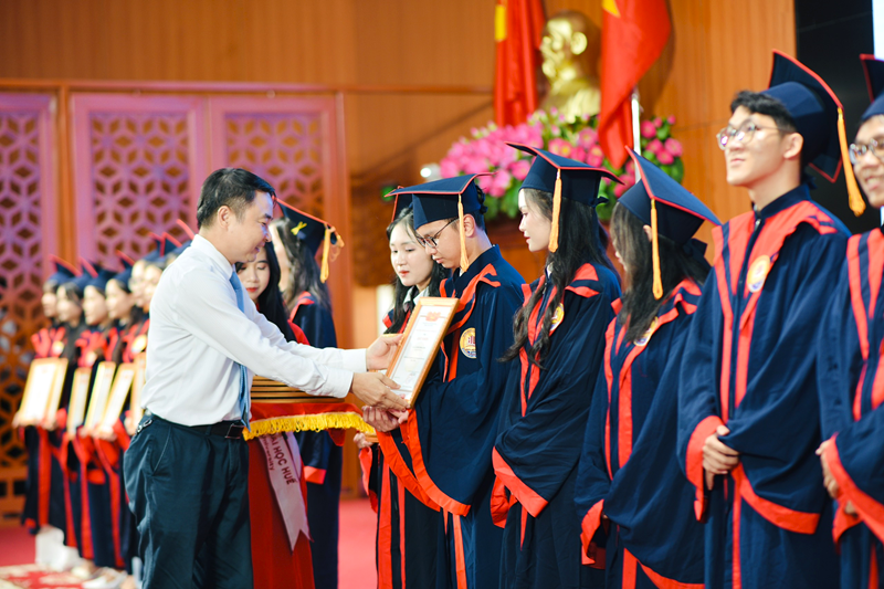 Trao bằng cử nhân ngành Luật Kinh tế cho hơn 300 sinh viên khóa 44