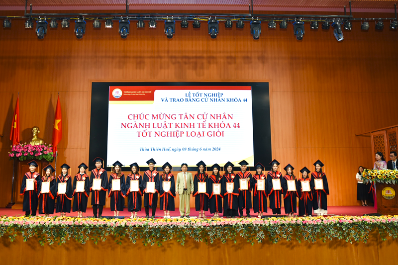 Trao bằng cử nhân ngành Luật Kinh tế cho hơn 300 sinh viên khóa 44