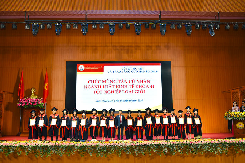 Trao bằng cử nhân ngành Luật Kinh tế cho hơn 300 sinh viên khóa 44