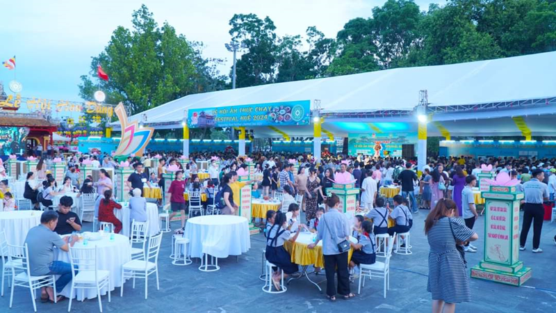 Lễ hội ẩm thực chay thu hút hàng ngàn người dân và du khách Huế
