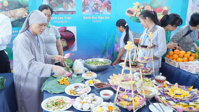 Lễ hội ẩm thực chay thu hút hàng ngàn người dân và du khách Huế