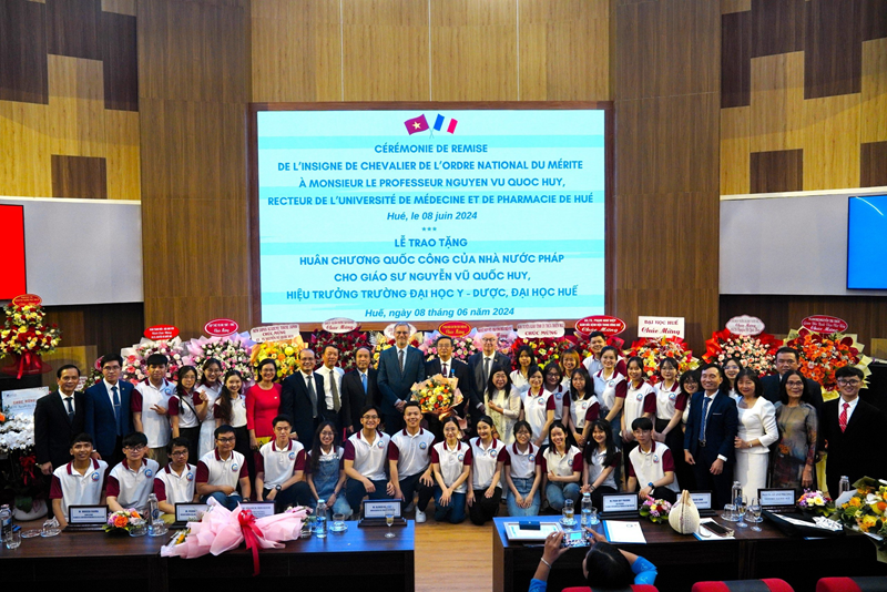 Pháp tặng Huân chương Công trạng Quốc gia cho Hiệu trưởng Trường đại học Y Dược Huế 