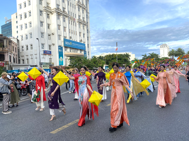 Sôi động lễ hội đường phố 'Sắc màu văn hoá' tại Festival Huế 2024