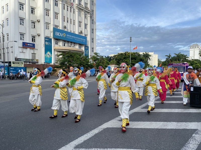 Sôi động lễ hội đường phố 'Sắc màu văn hoá' tại Festival Huế 2024