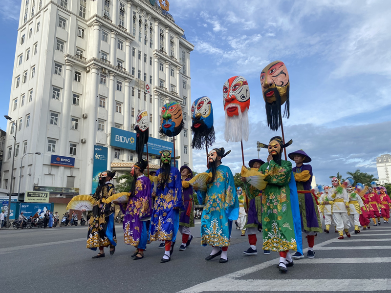 Sôi động lễ hội đường phố 'Sắc màu văn hoá' tại Festival Huế 2024