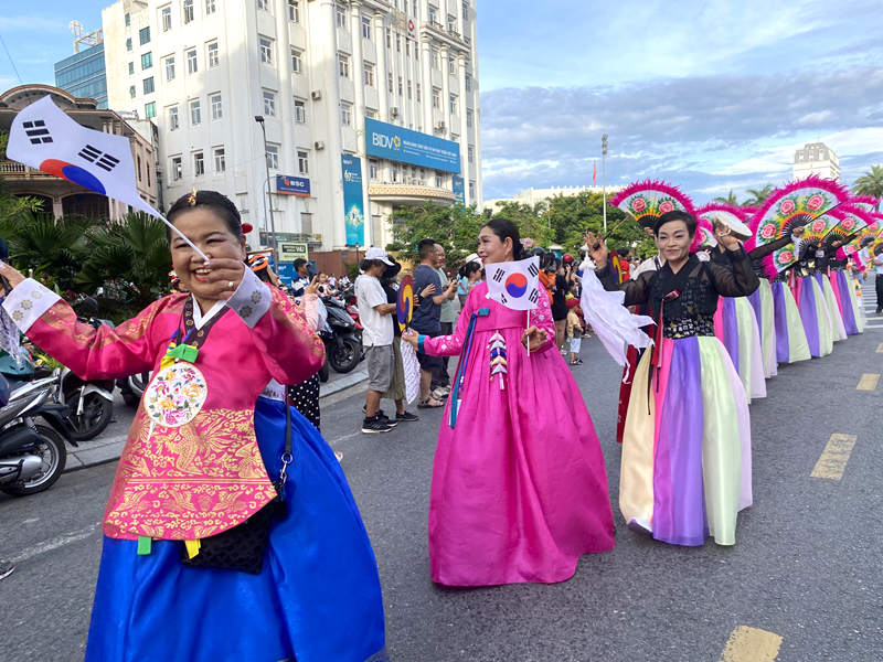 Sôi động lễ hội đường phố 'Sắc màu văn hoá' tại Festival Huế 2024