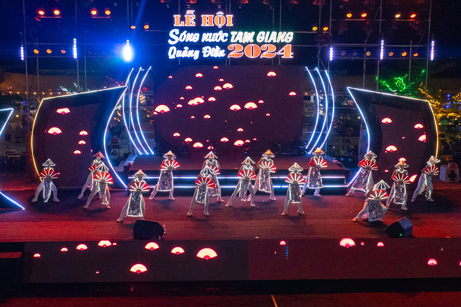 "Sóng nước Tam Giang" thu hút hàng ngàn lượt người dân và du khách 