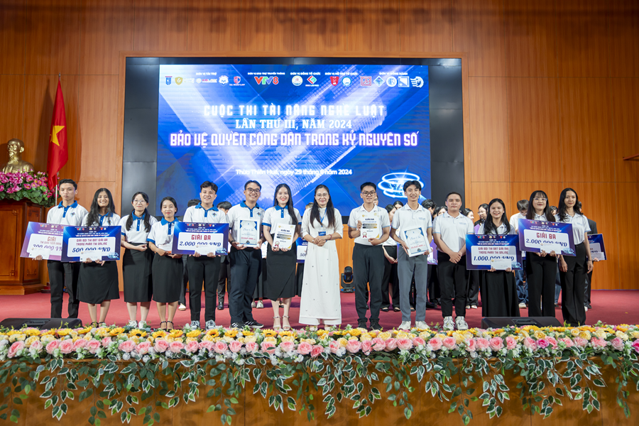 Trường Đại học Luật Hà Nội giành giải Nhất cuộc thi Tài năng nghề Luật