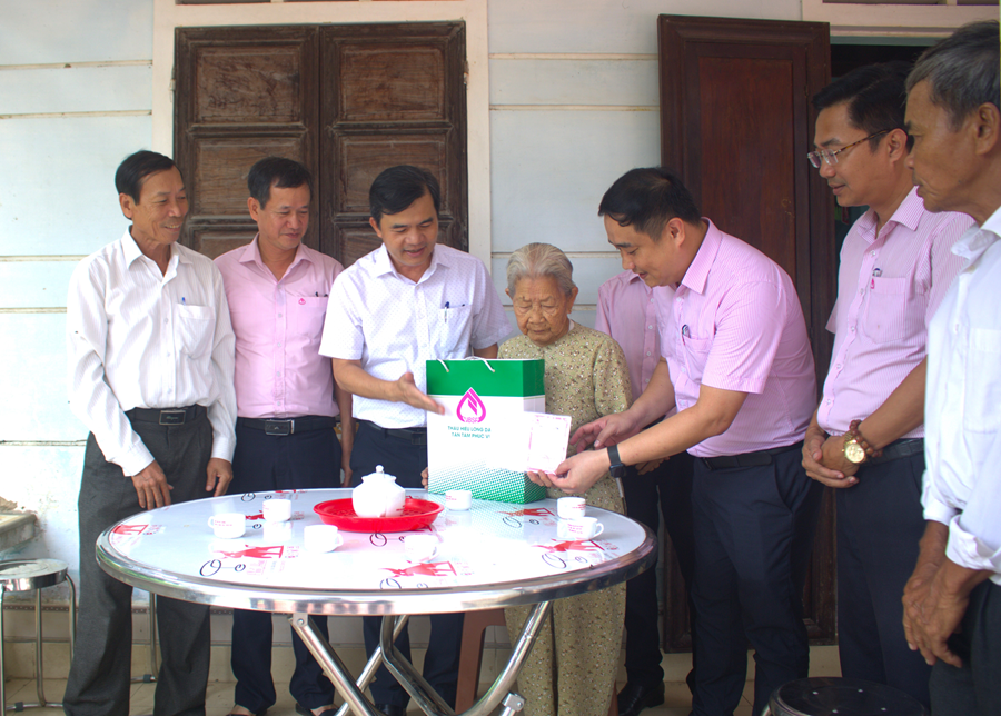 Ngân hàng Chính sách xã hội Chi nhánh tỉnh Thừa Thiên Huế tri ân Mẹ Việt Nam anh hùng