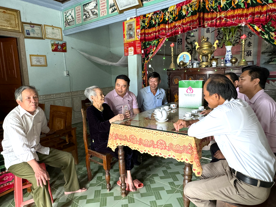 Ngân hàng Chính sách xã hội Chi nhánh tỉnh Thừa Thiên Huế tri ân Mẹ Việt Nam anh hùng