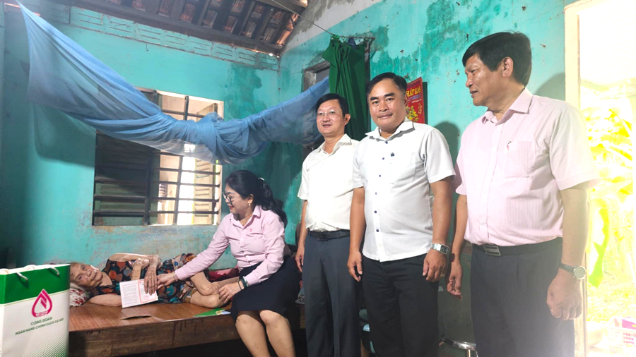 Ngân hàng Chính sách xã hội Chi nhánh tỉnh Thừa Thiên Huế tri ân Mẹ Việt Nam anh hùng