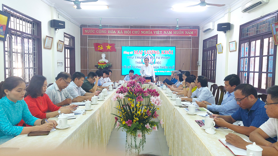 Thứ trưởng Bộ Tư pháp Mai Lương Khôi thăm và làm việc với Sở Tư pháp Thừa Thiên Huế