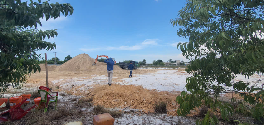 Lợi dụng việc phát triển mô hình trang trại để tập kết cát trái phép