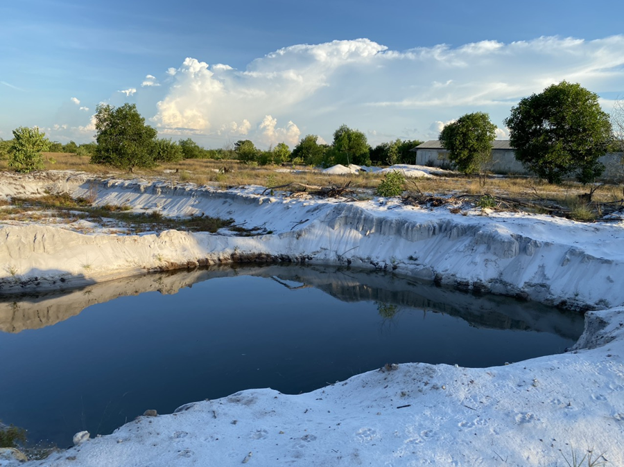 Lợi dụng việc phát triển mô hình trang trại để tập kết cát trái phép