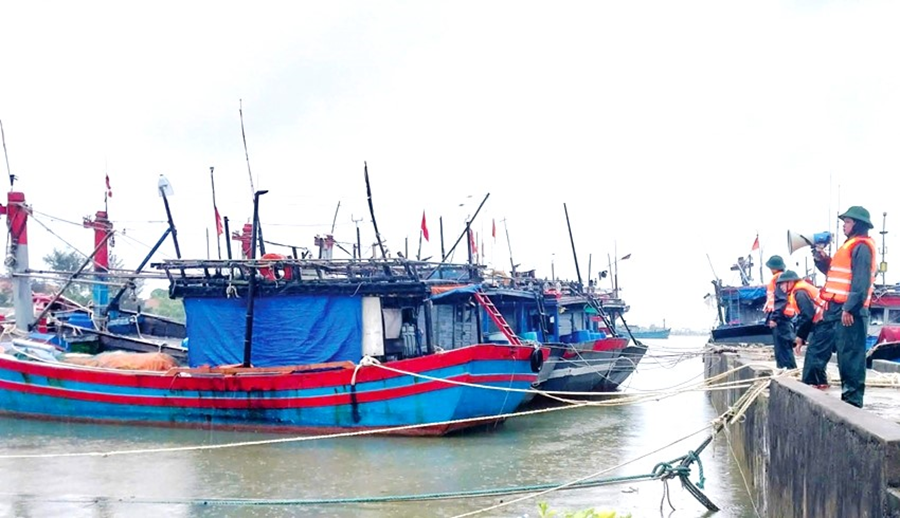 Thừa Thiên Huế cho học sinh toàn tỉnh nghỉ học phòng tránh bão lũ