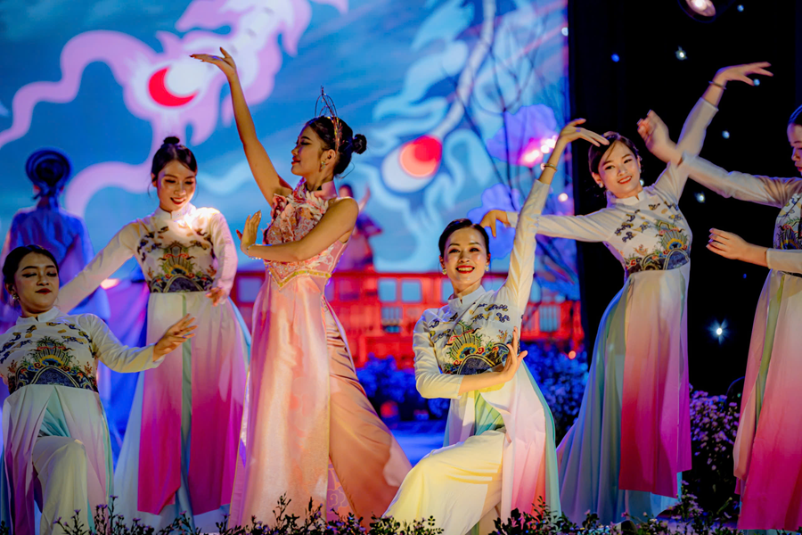 Ấn tượng lễ hội tôn vinh áo dài xứ Huế