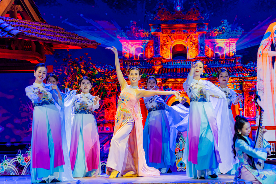 Ấn tượng lễ hội tôn vinh áo dài xứ Huế